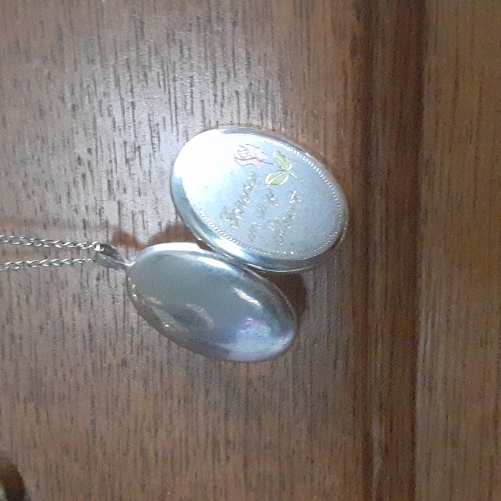 Beautiful vintage 925 silver locket pendant w chain. Never used